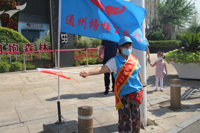 <strong>美女的小鸡被人操</strong>